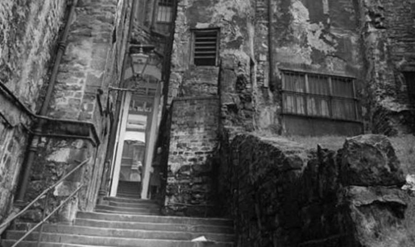 Salita verso il Royal Mile attraverso uno dei vicoli