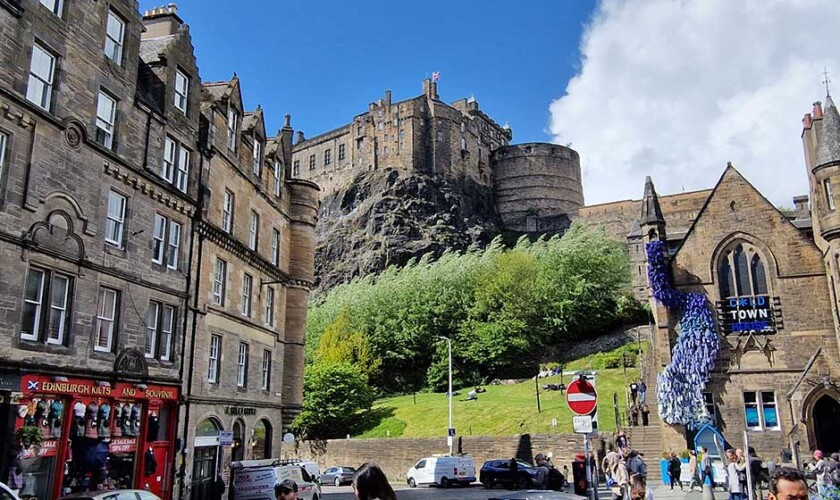 Vista del Castello di Edimburgo da Grassmarket