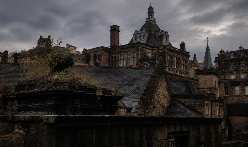 Vista dal cimitero alla Old Town di Edimburgo